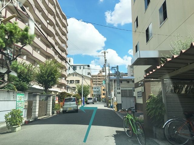 【道順3】右折後、少し進むと「左手」にご利用駐車場入口がございます。