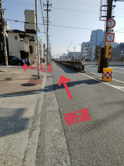 東三国駅と東淀川駅の間　黄色の家の駐車場写真