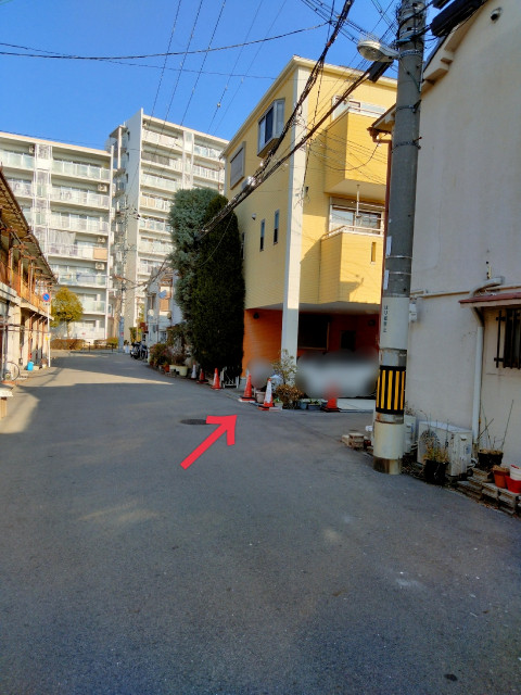 東三国駅と東淀川駅の間　黄色の家の駐車場写真