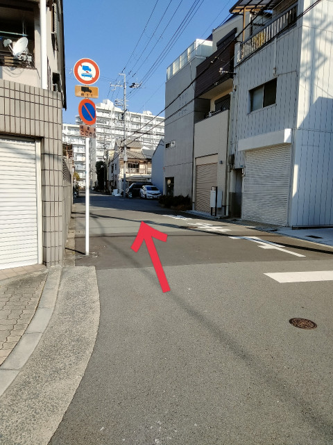 東三国駅と東淀川駅の間　黄色の家の駐車場写真