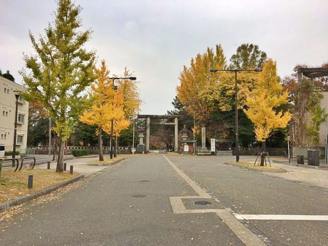富山市内中心部の富山護国神社と富山大和の間に立地します