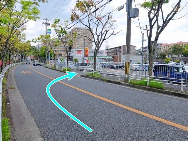 反対車線から見た駐車場入り口