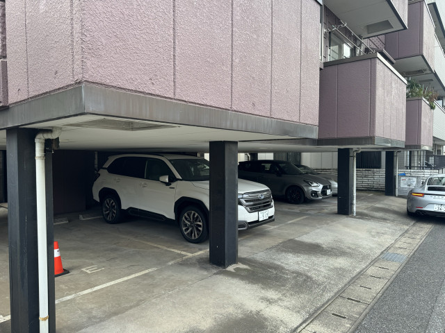 メゾンセキセイ一階駐車場「E」の駐車場写真
