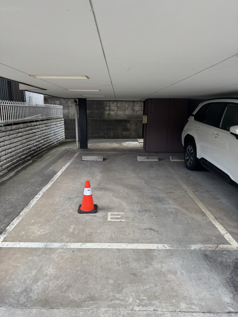 メゾンセキセイ一階駐車場「E」の駐車場写真