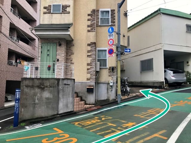 「カーサ動物病院」向かいの角にある戸建です。