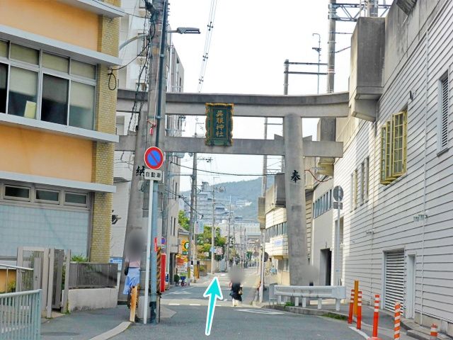 呉服神社の鳥居を直進します