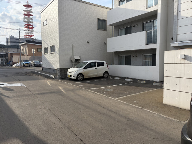北32条西5丁目3-13駐車場の駐車場写真