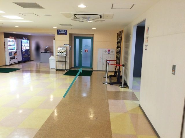 【無料認証手続き手順1】駐車後に、1階の管理事務所にて、駐車券の無料認証を行っていただきます。