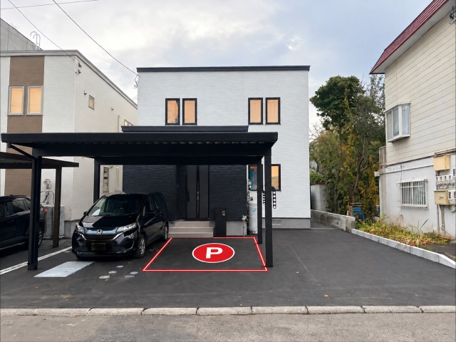 《札幌ドーム福住口230m》福住3条5丁目2-39カーポート内駐車場の駐車場写真