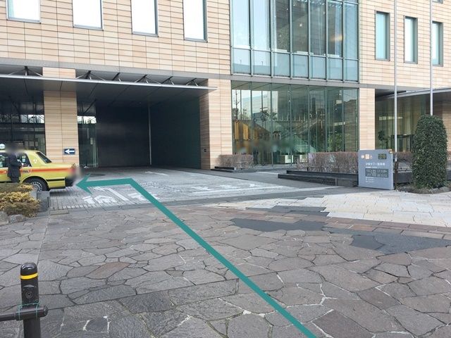 【道順1】都道481号線から「ロイヤルパーク汐留タワー」の入り口へと進入し、エントランス手前の道を「左折」後、突き当りまで直進してください。
