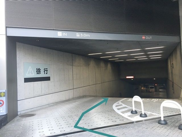 【道順2】突き当りの駐車場出入口にて道なりに「右折」し、地下駐車場へと進んでください。