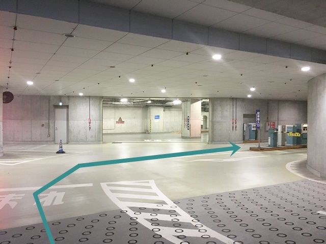 【道順3】スロープを下った地点で、ゲートの方向へ「右折」してください。