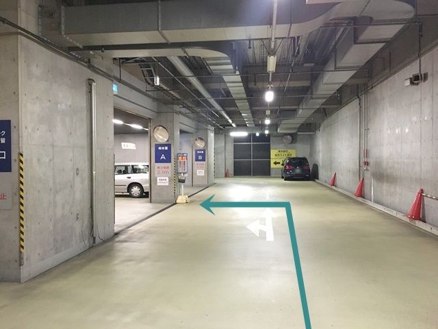 【道順8】ご利用駐車場になります。「左折」し、「駐車場受付」へと進んでください。