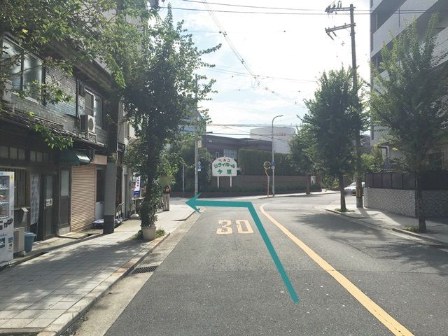 道順2. 直進し、1つ目の交差点を「左折」してください