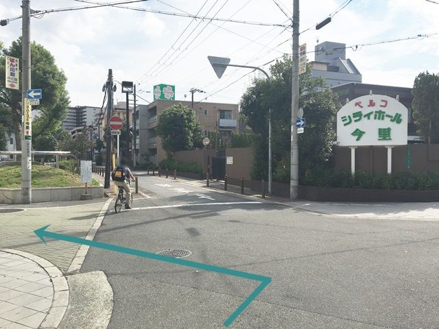 道順3. レンガ敷きの道路の方へ「左折」してください