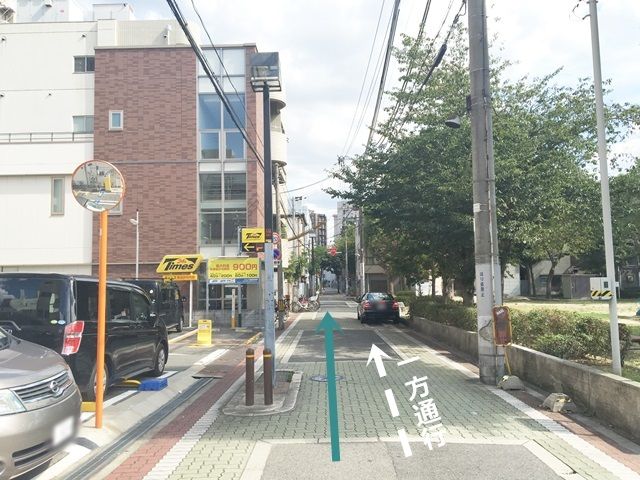 道順4. 道路が狭くなりますので、注意して直進してください