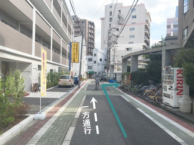 道順6. T字路を越えて更に直進すると、「右手」にご利用駐車場入口がございます