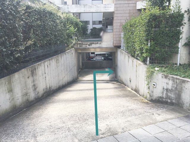 道順7. 駐車場を出る際は、スロープ部に気をつけて出庫してください