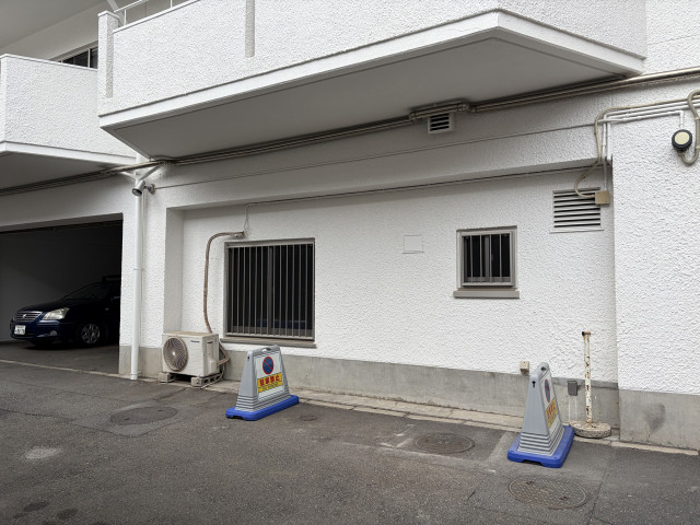 東山2丁目目黒川沿いの好立地、駐車容易なマンション下の駐車場の駐車場写真