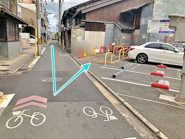 矢印のように入庫してください