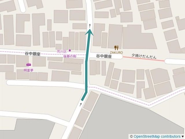 【道順3】左折後、400m程直進した辺りの交差点を「斜め左方向」へと進み、直進してください。
