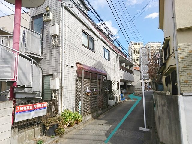 【道順5】写真左側の螺旋階段を目印に「右折」すると左手にご利用駐車場がございますので「左折」してください。