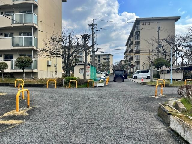 鴨谷台1丁 団地駐車場(5号棟付近)の駐車場写真