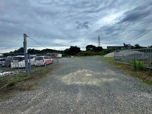 [d85c7]小山7丁目4 アキッパ砂利駐車場【土のみ利用可】の駐車場写真
