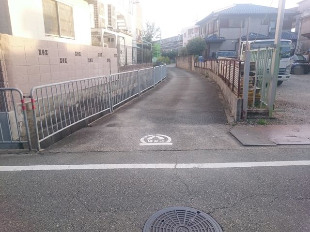 こちらの通路を直進してください。