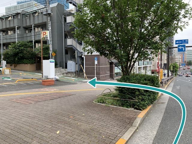 春日通りからこのパーキングが見えたら左の道に入っていきます