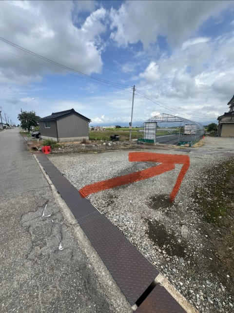 富山県富山市下飯野11の駐車場写真