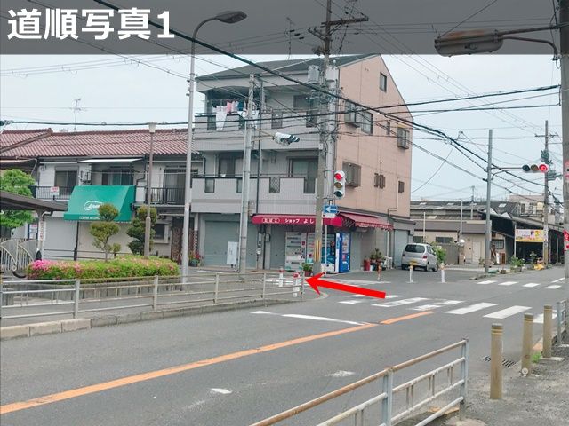 「市営加美東第1住宅2号館」と「ショップよしだ」の間の道を西へ進入してください。