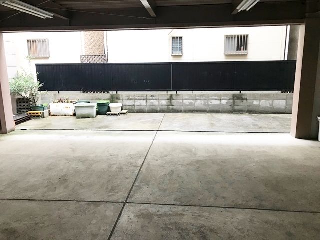 駐車場内