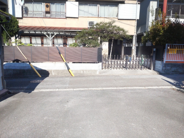 高田小・幼稚園 徒歩20秒｜24時間利用OKの駐車場写真