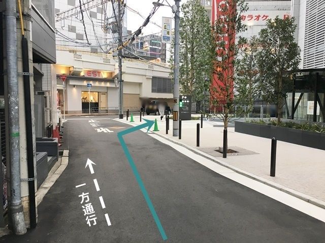 5.右折後直進し、突き当りのT字路手前で「右折」し駐車場入り口へと進んでください。