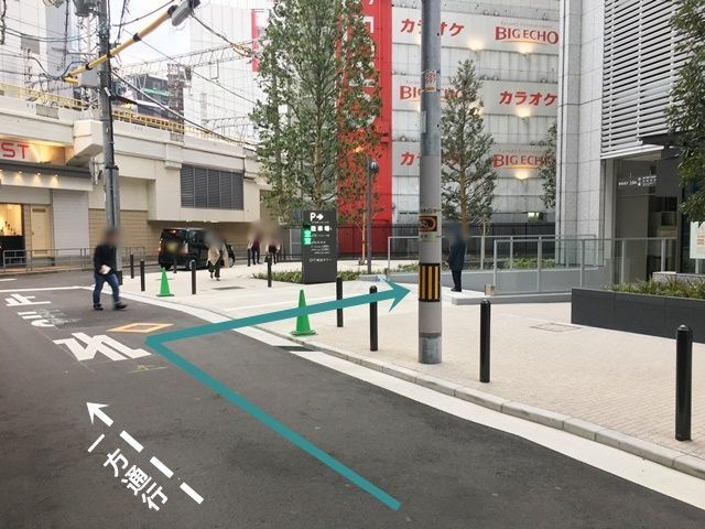 6.駐車場のマークを目印に「右折」してください。
