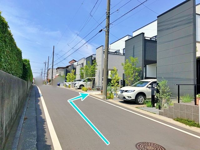 反対側から見た駐車場入り口