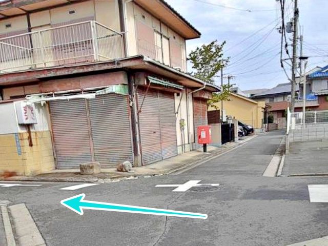矢印の先が駐車場です