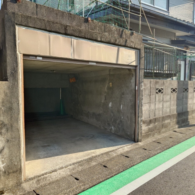 横浜ピアノ 小型ガレージの駐車場写真