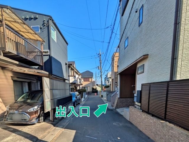 藤原1丁目33-16 屋根付き駐車場の駐車場写真