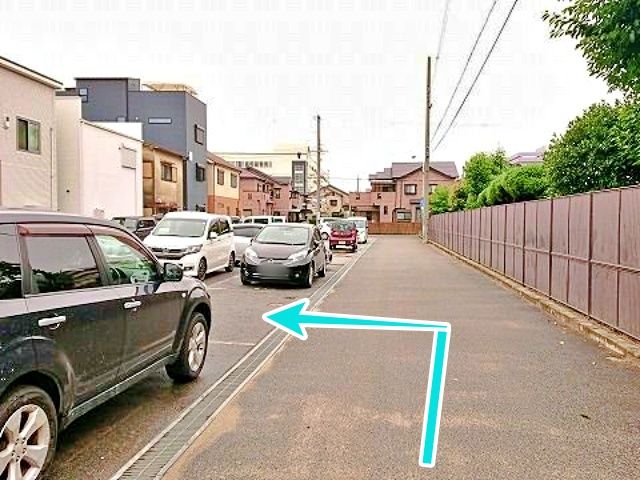 反対側から見た駐車場