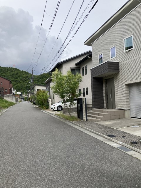 兵庫県宝塚市山手台東5-28-16の駐車場写真