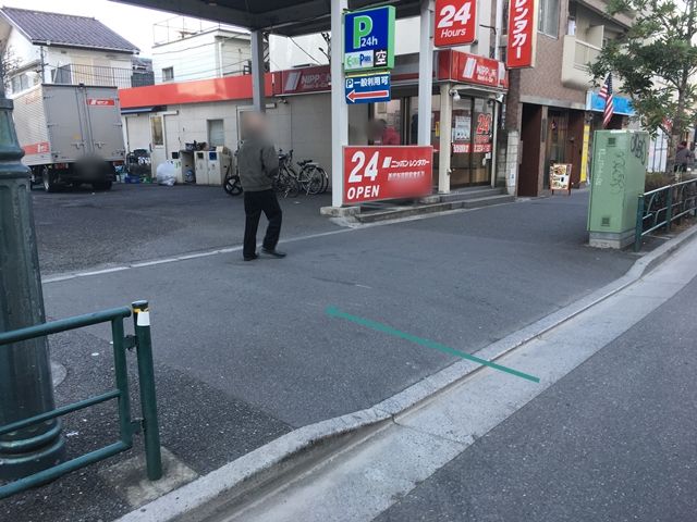 【順路1】「ニッポンレンタカー西武新宿駅前営業所」の入口奥に駐車場がございますので、こちらからお入りください。