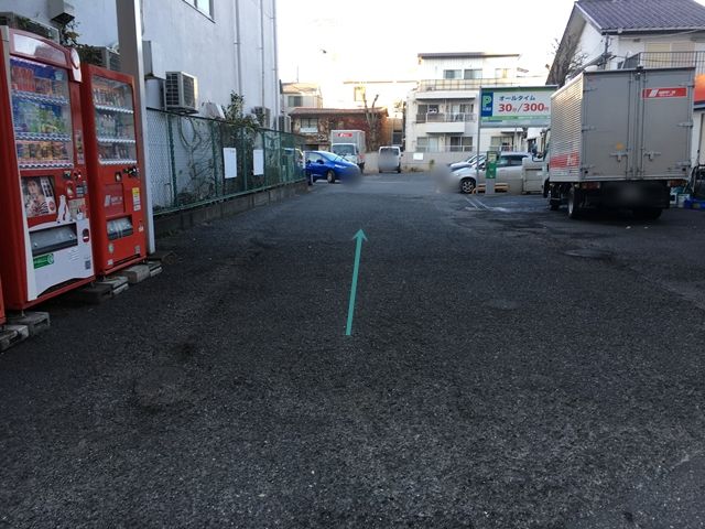 【順路2】直進しますと、奥に駐車場がございます。コインパーキング併設の駐車場です。コインパーキングの区画には駐車せず、予約したスペースへ駐車してください。