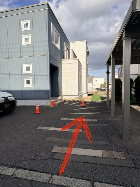 共栄町4丁目1-17 軒下P②  小型中型用の駐車場写真