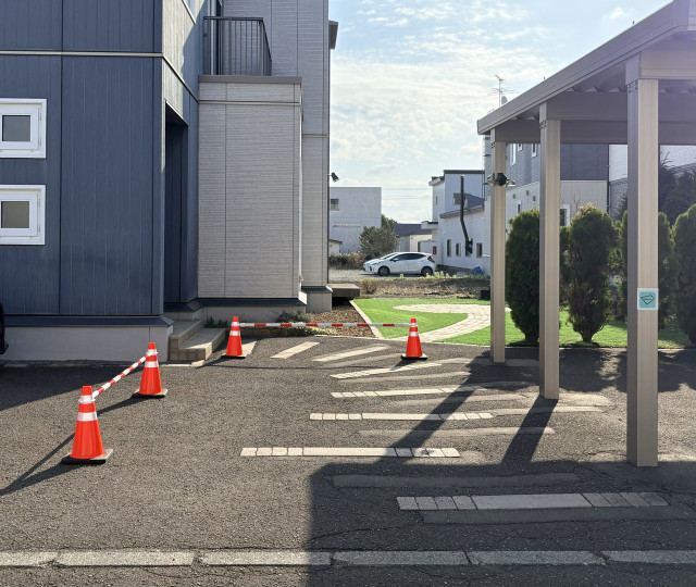 共栄町4丁目1-17  ②玄関前　小型中型用の駐車場写真