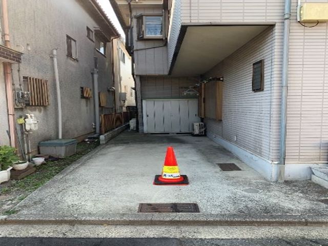 駐車場にはakippa(あきっぱ)のステッカーを貼ったカラーコーン(赤)が置いてあります