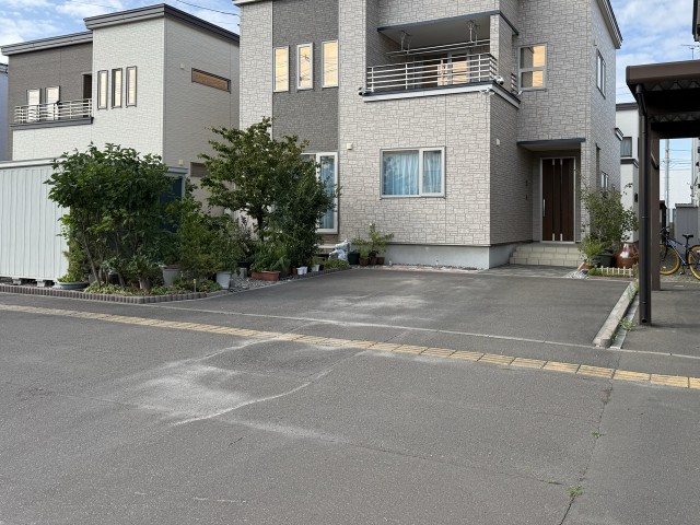 北海道札幌市東区東雁来十三条の駐車場写真