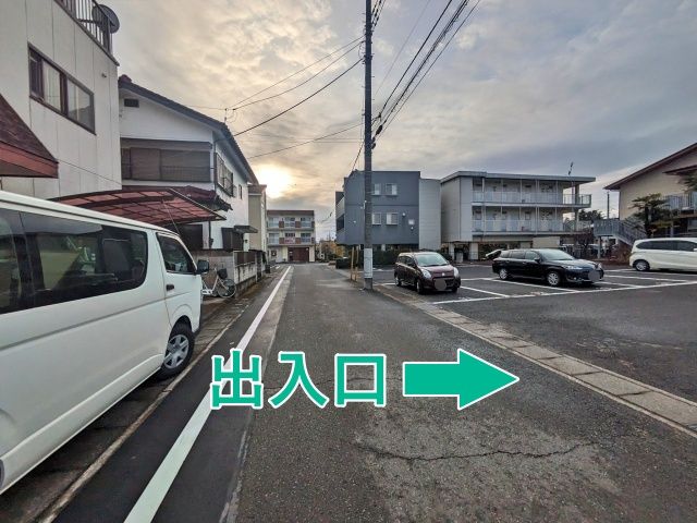 井田表具内装店上小出店の駐車場写真