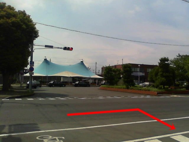 【道順1】この建物を参考にこの道を矢印の方向に曲がってください。